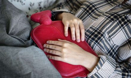 Bouillotte à eau : 3 bienfaits santé et confort hivernal