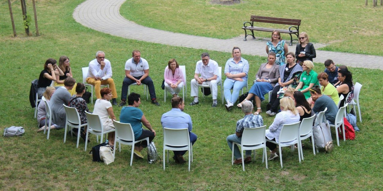 Thérapie de groupe : qu&rsquo;apporte le collectif au travail sur soi ?