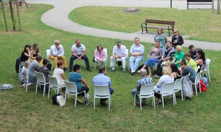 Thérapie de groupe : qu&rsquo;apporte le collectif au travail sur soi ?